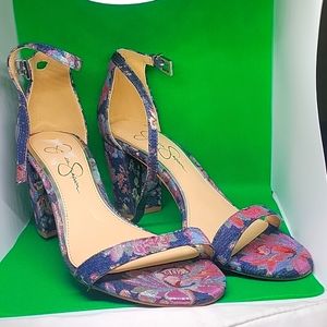 Trendy! Silver Flowered Sexy! Sandels Size 7, 3" heels